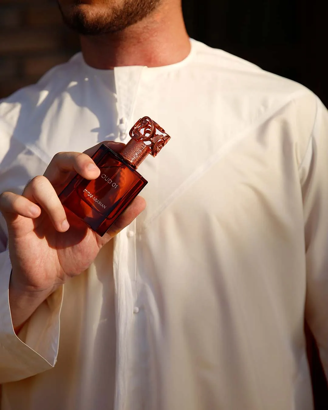 Oud 01 de Swiss Arabian en una composición de producto